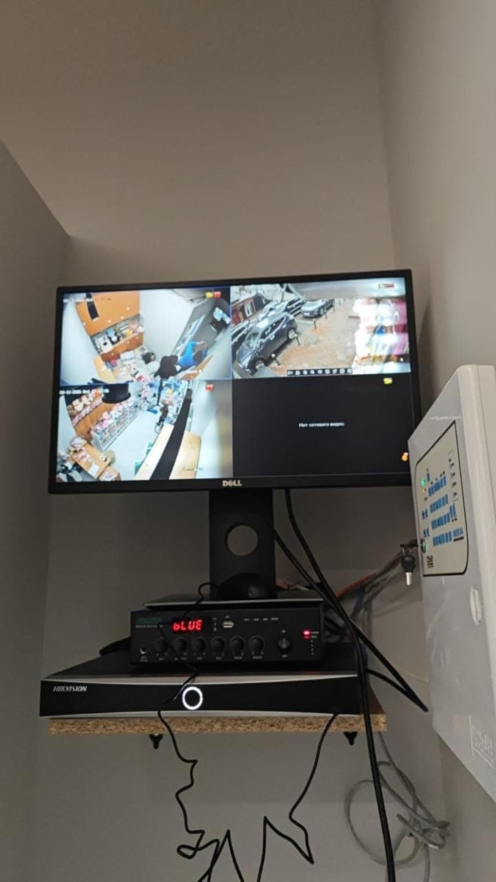 Ofisdə quraşdırılmış NVR və monitor