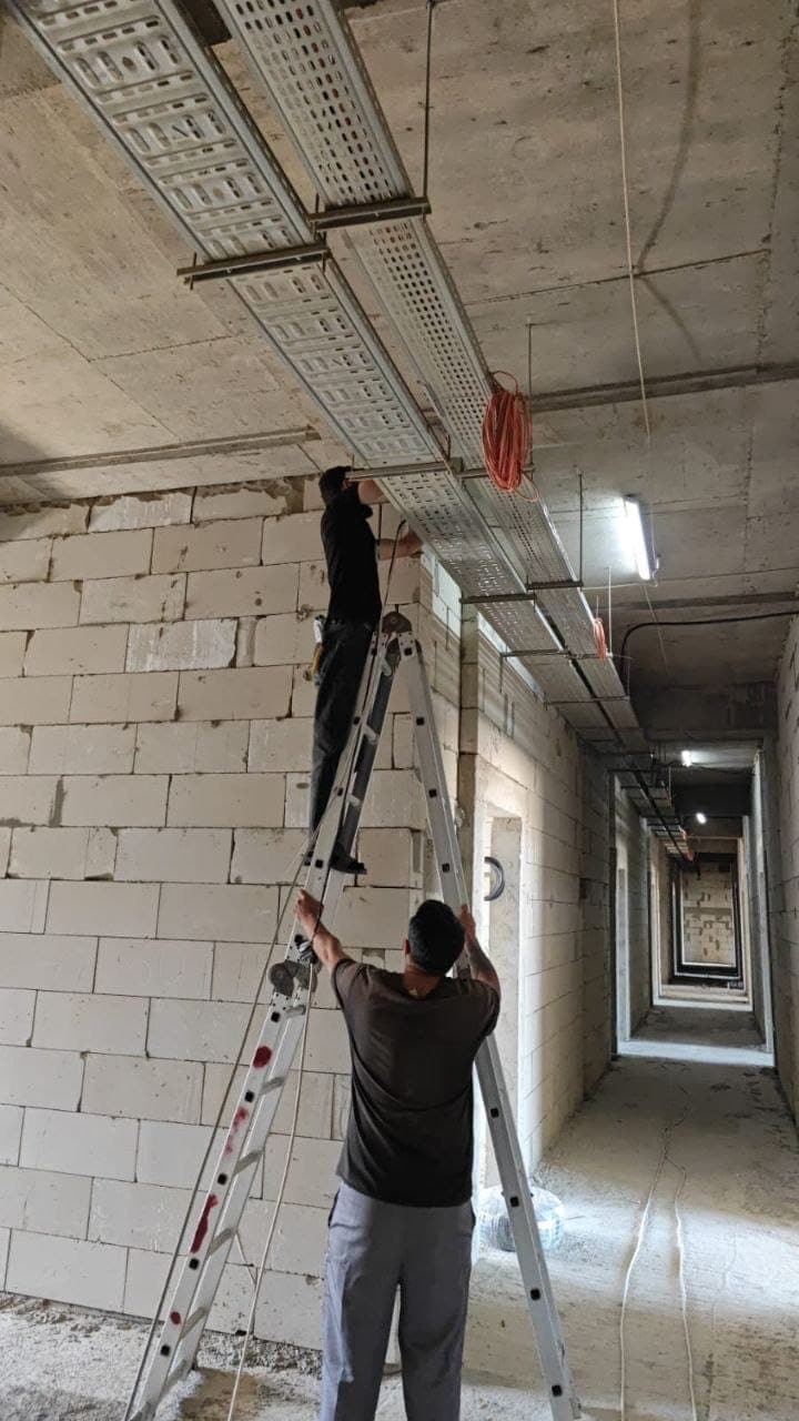 Dəhlizdə kabel kanalının quraşdırılması