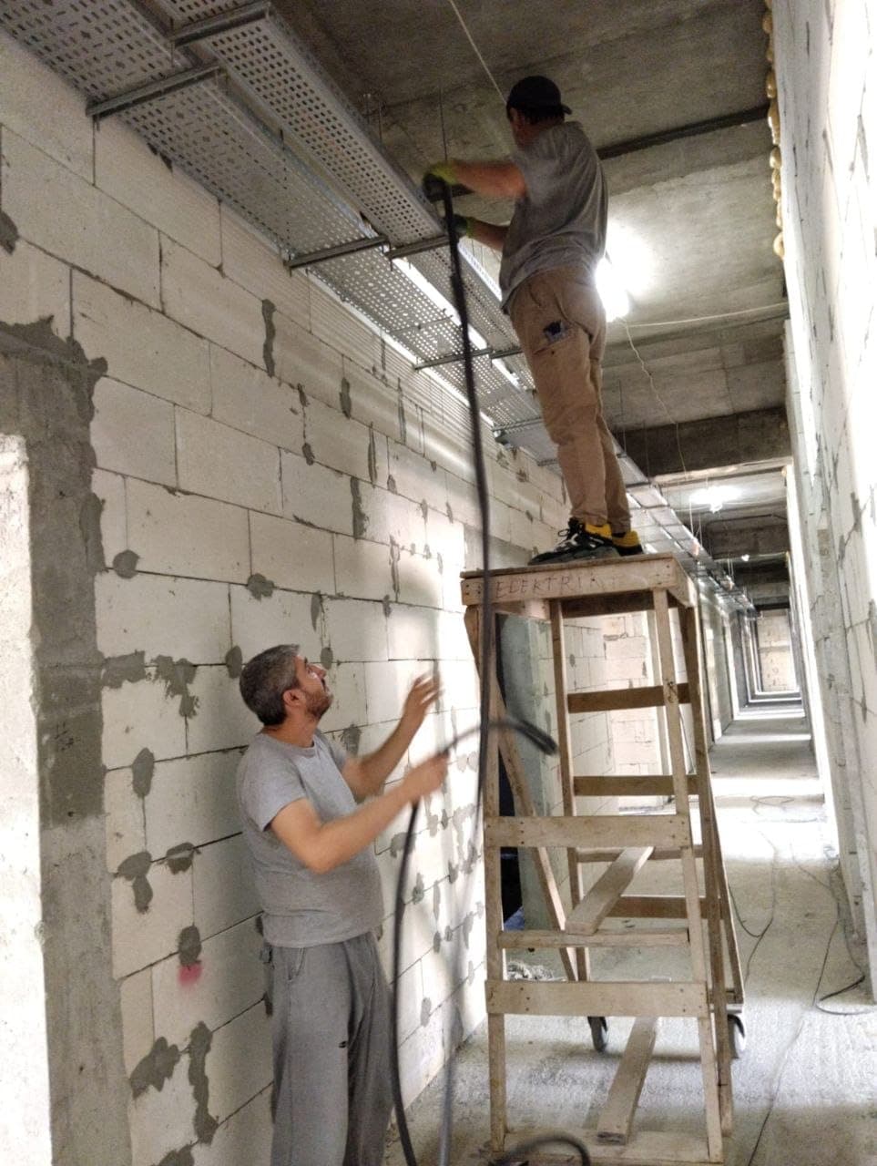 Safety Solutions texnikləri obyektdə kabel kanalı quraşdırır
